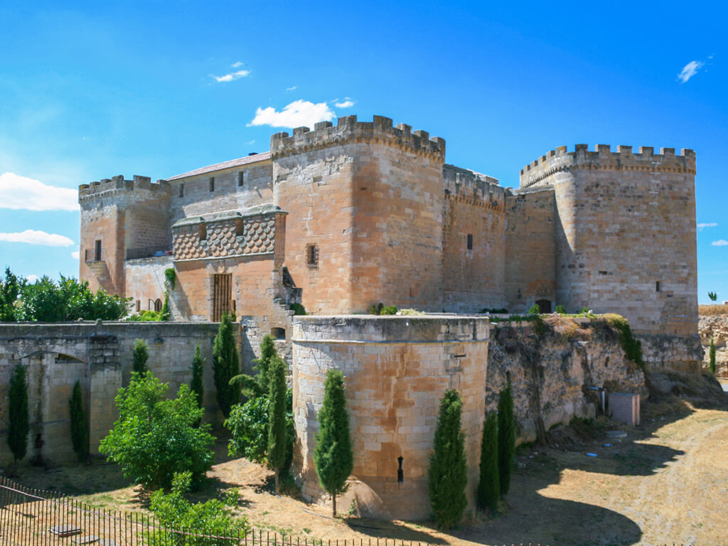 Castillo del Buen Amor en Villanueva de Cañedo, dormir en un castillo