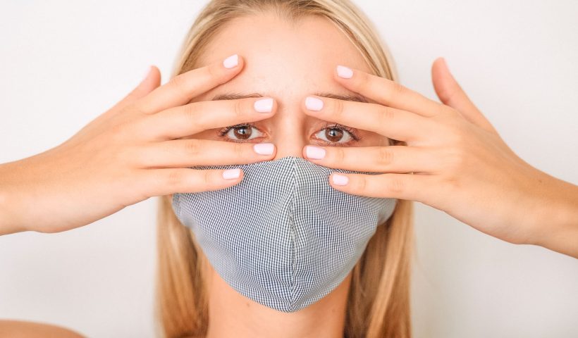 Cuidar la piel usando mascarillas